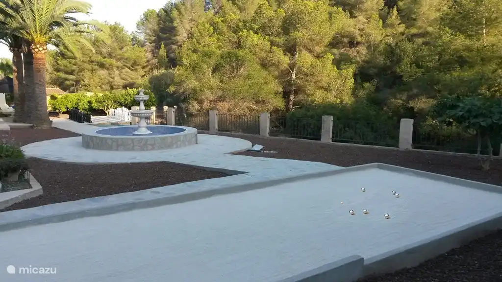 Pista de petanca y fuente