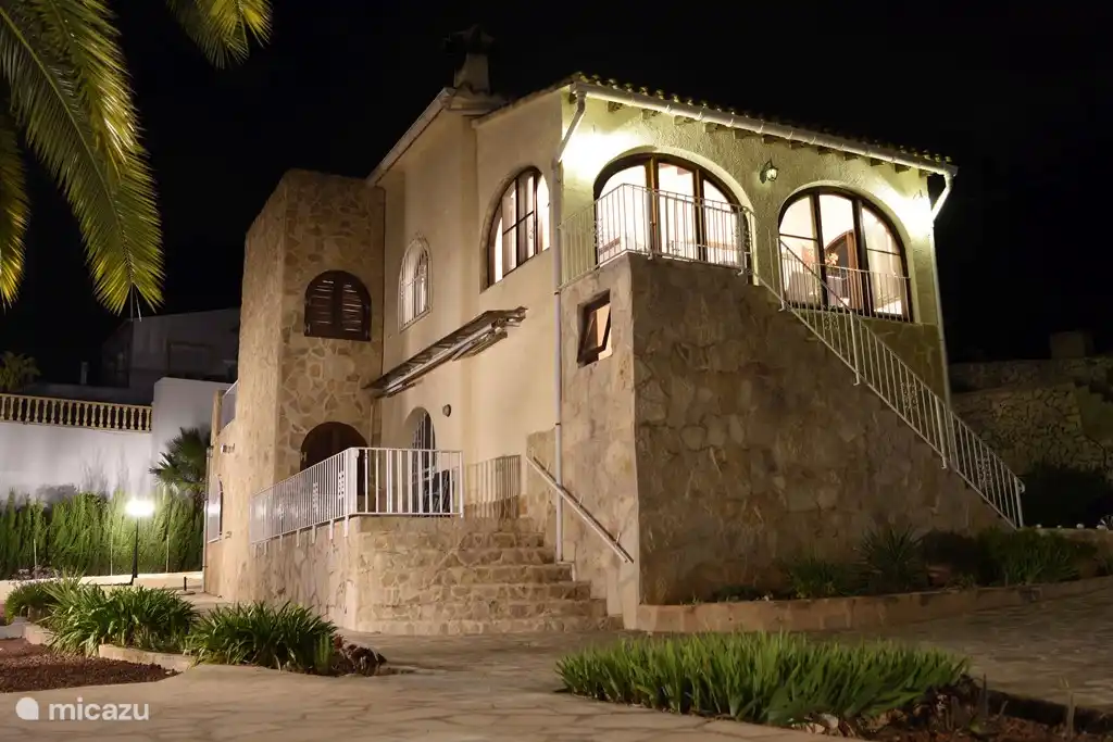 La villa por la noche. Y las noches son hermosas allí. El cielo rebosa de estrellas.