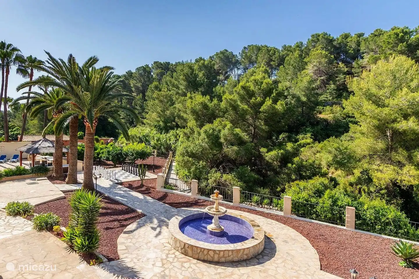 Con el chapoteo de la fuente en el patio trasero, la sensación de vacaciones no puede salir mal.