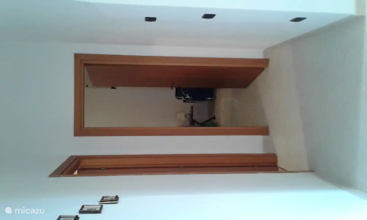 Zum Badezimmer und Schlafzimmer