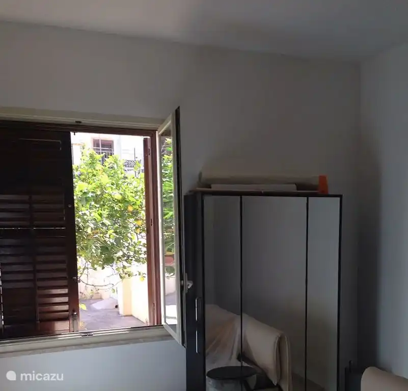 Zweiperson Schlafzimmer auf der Rückseite des Hauses.