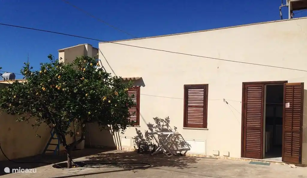 Der geräumige Hinterhof eine Außenküche zu bauen bestimmt. Hier ist auch die buitenovern.