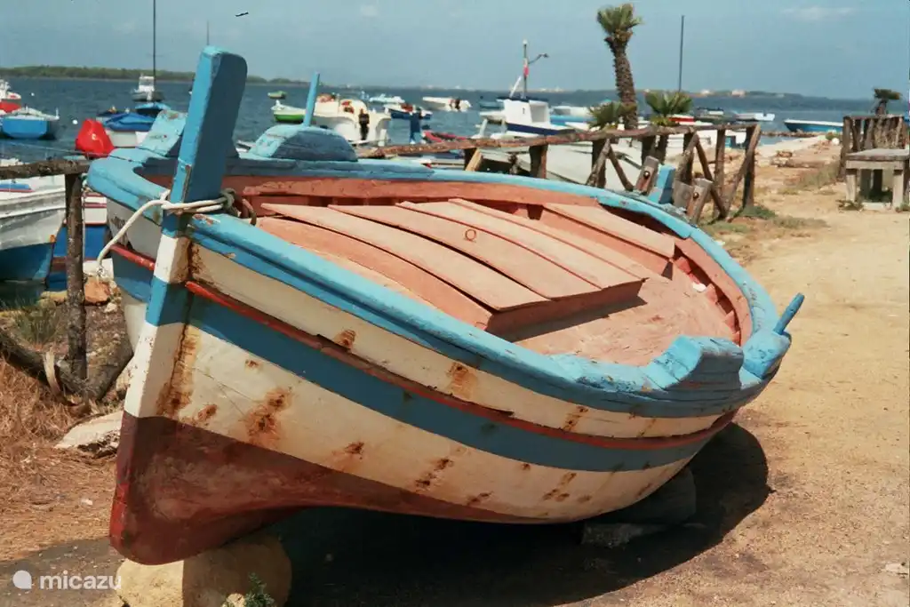 Authentische Fischerboot im Hafen in der Nähe.