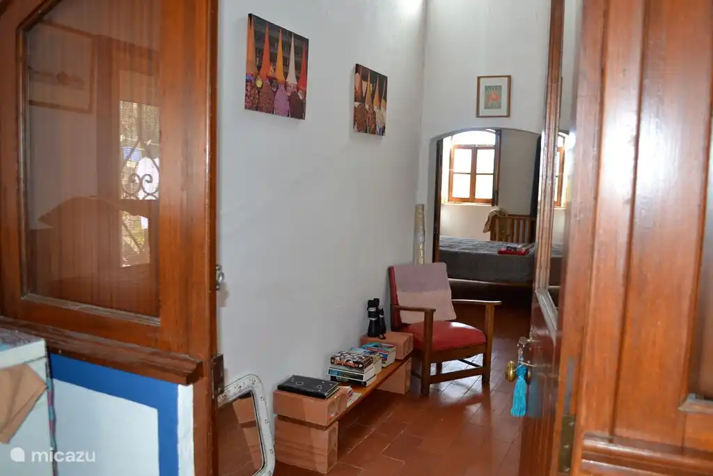 Regardez dans la chambre.