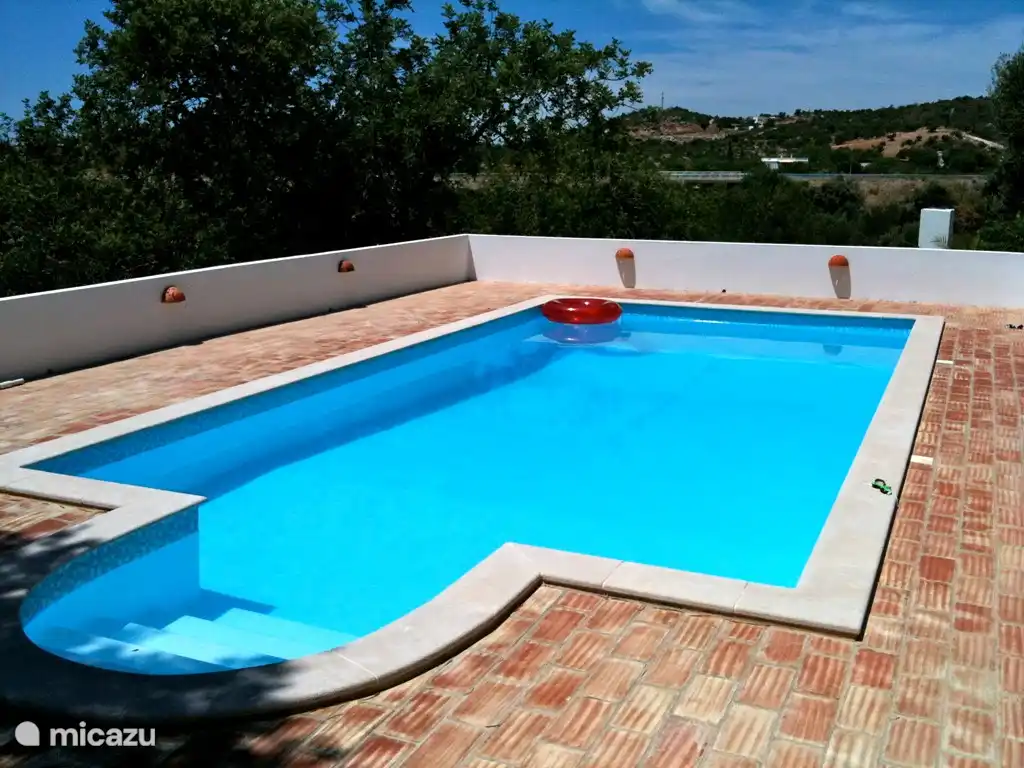Belle piscine d&#39;eau sal&#233;e.