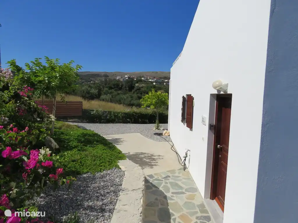 Parkeerplaats en voordeur villa Euphoria