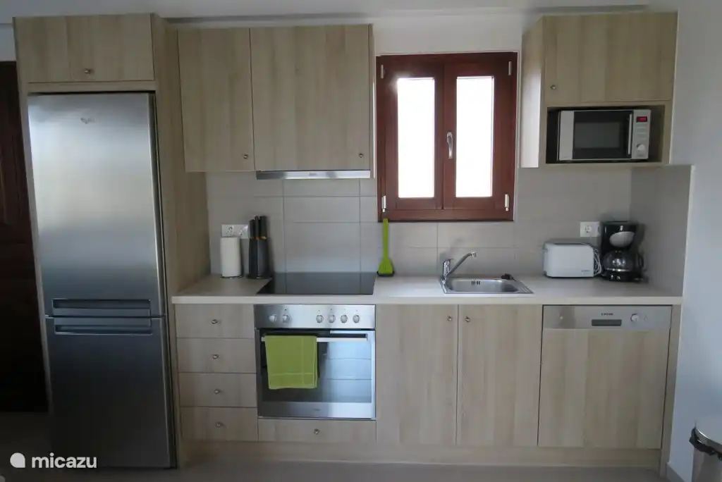 Volledig uitgeruste keuken met alle moderne apparatuur en keukengerei