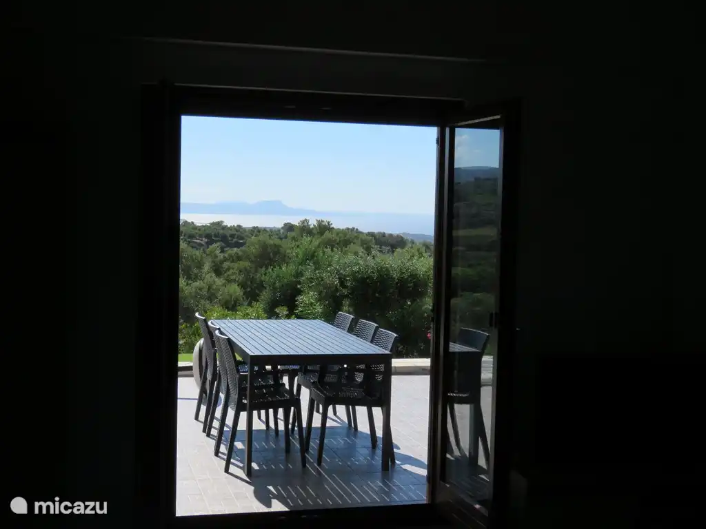 Zicht naar buiten vanuit de woonkamer