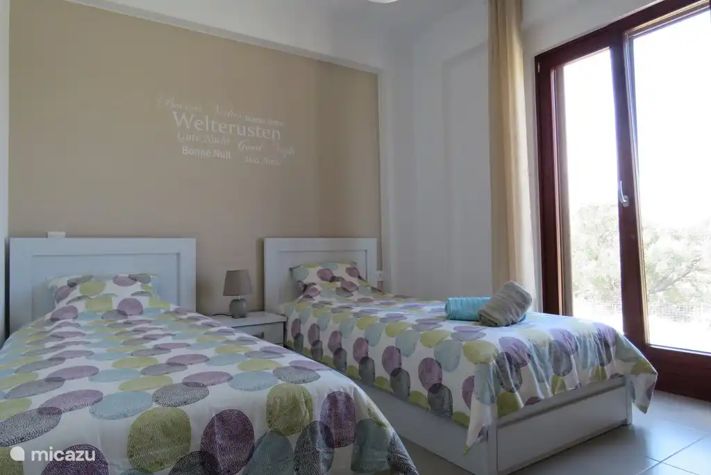 2e slaapkamer met 2 eenpersoonsbedden