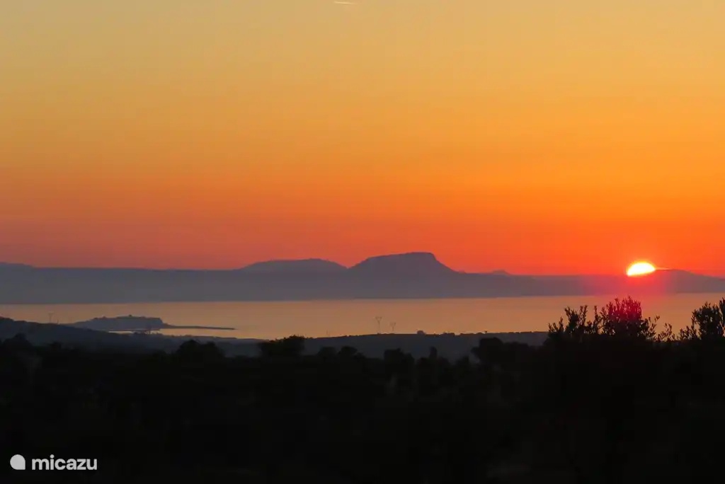 Zonsondergang boven rethymnon vanop het dakterras