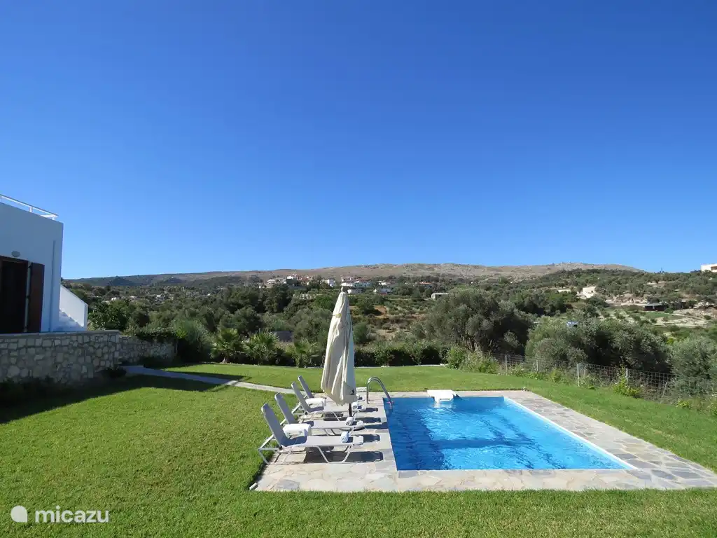 Zicht vanaf zwembad op het dorp Kyrianna