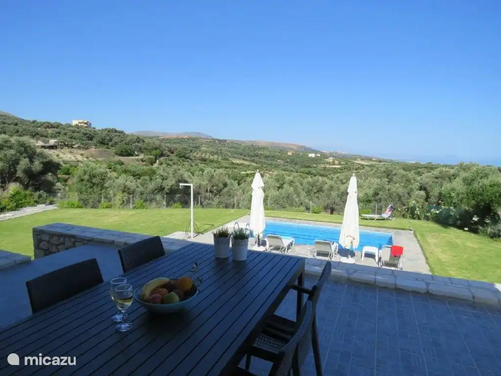 Ontbijten op het terras met zicht op zee en bergen