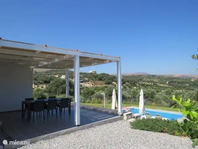 Villa Euphorie | Grèce, Crète, Kyrianna - villa Grande pergola pour plus d'ombre et de fraîcheur sur la terrasse.