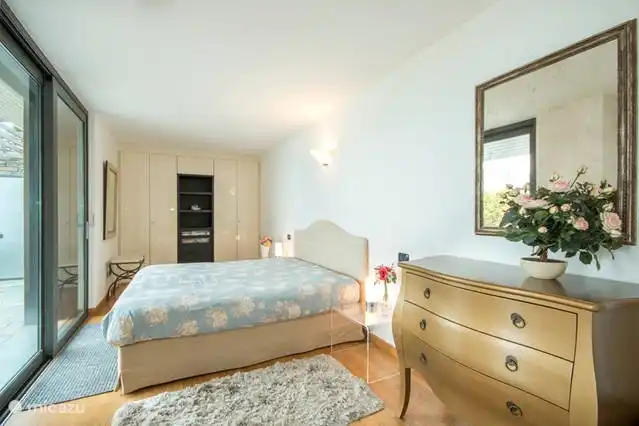 dormitorio con baño privado