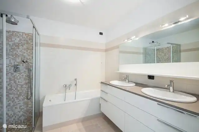 Baño contiguo al dormitorio con ducha, bidé, bañera e inodoro