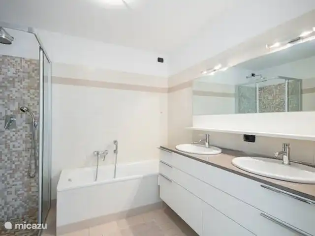 Appartement de luxe San Andrea Menaggio | Italie, Lac de Côme, Menaggio - appartement Salle de bain attenante à la chambre avec douche, bidet, baignoire et WC