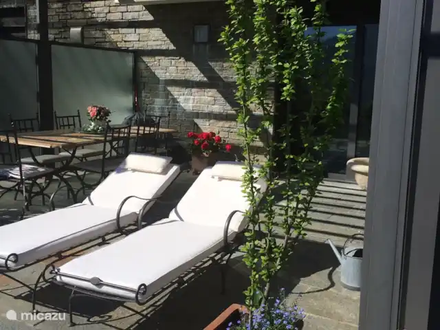 Appartement de luxe San Andrea Menaggio | Italie, Lac de Côme, Menaggio - appartement Devant la chambre à coucher avec portes coulissantes, il y a le barbecue, une table à manger avec 6 chaises et 2 chaises longues réglables avec un matelas épais.
Cette terrasse dispose d’un toit ouvrant à commande électrique.