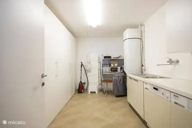 lavadero privado separado con espacio en el armario y lavadora y secadora. Útil para maletas.