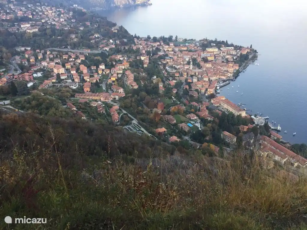 vista de pájaro Menaggio desde el jardín