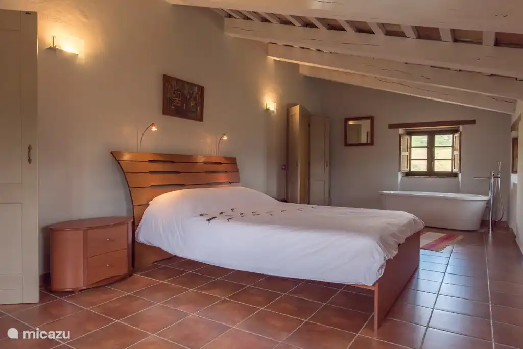 Das Hauptschlafzimmer mit Bad