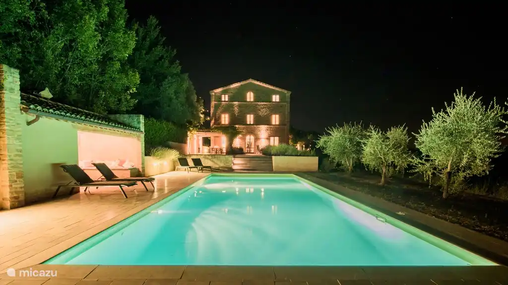 Am Abend wird Casa Edda attraktiv beleuchtet