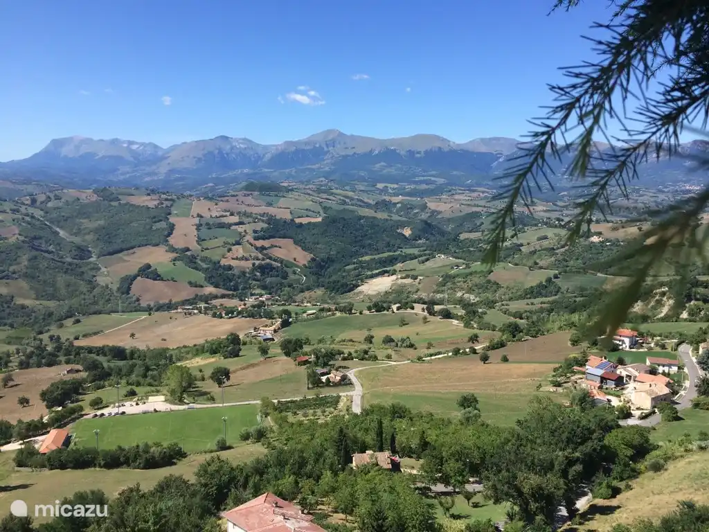 Blick von Penna San Giovanni, Casa Edda befindet sich zentral im Bild,