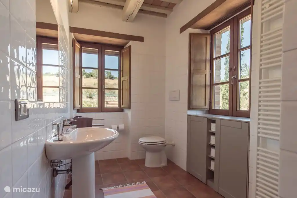 Jede Etage verfügt über ein Badezimmer