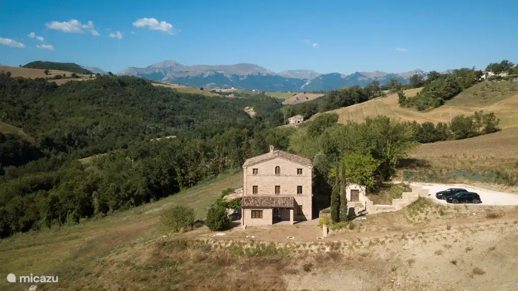 Casa Edda ist in eine panoamaische Umgebung mit Blick auf Monti Sibillini