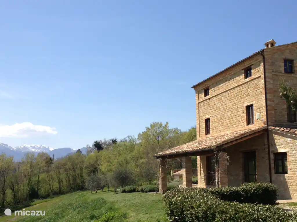 Überdachte Terrasse auf der Südseite des Casa Edda mit Blick on Sibillini