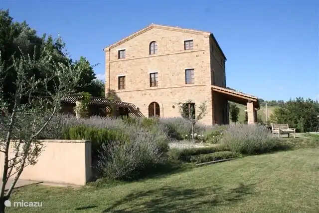 Casa Edda hat einen schönen Garten mit Lavendel, Rosen und Olivenbäumen, von einem englischen Landschaftsgärtner entworfen
