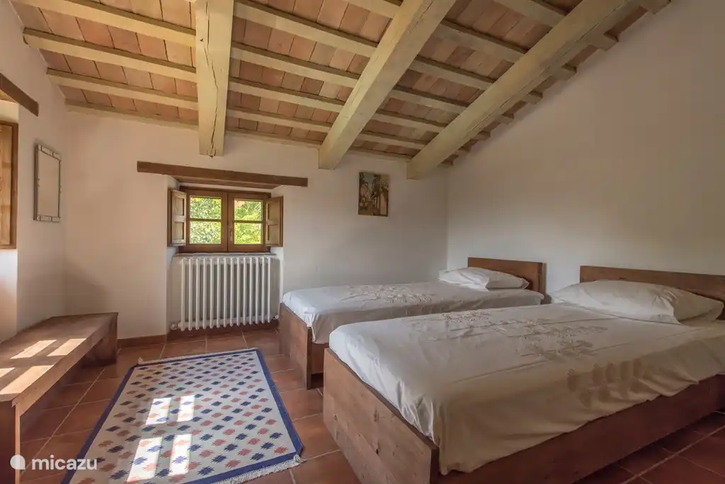 2. Stock Schlafzimmer, zwei Einzelbetten oder ein Doppelbett (2,20 lang)