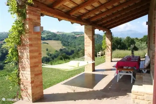 Großzügige überdachte Terrasse auf der Südseite der Casa Edda (NB-Hängematte nicht mehr verfügbar)