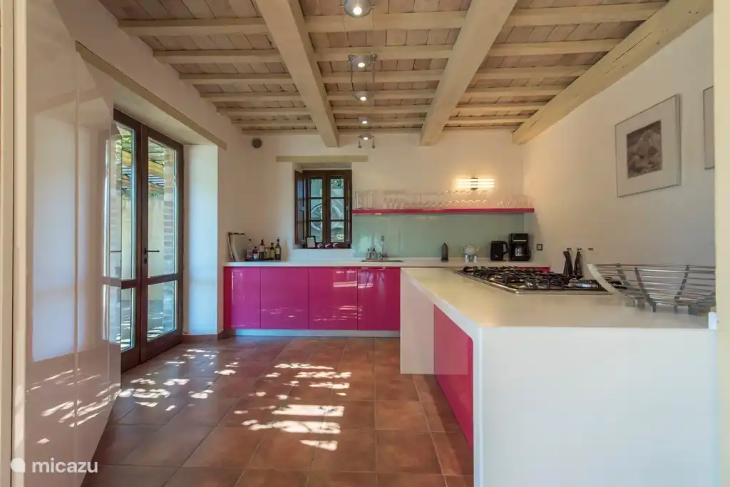 Von der Küche gehen Sie auf die Terrasse mit langen Tisch