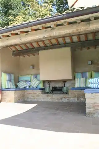 Das Poolhaus mit Sofas und Kamin, ein schöner Ort für die Mittagsruhe und lange Abende