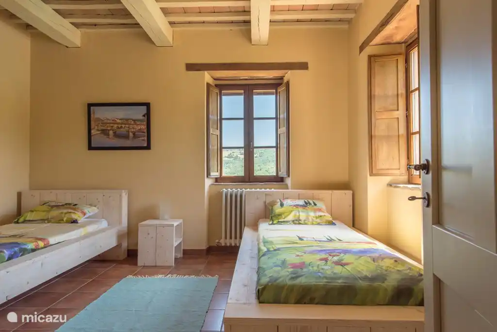 1. Stock Schlafzimmer mit 2 extra lang (2,20 m) Bett