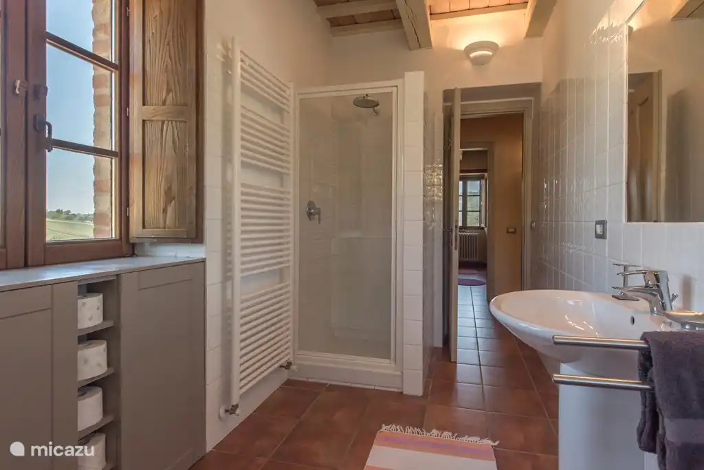 Jede Etage verfügt über ein Badezimmer