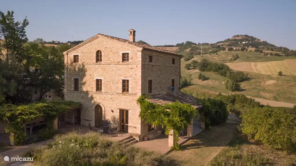Casa Edda im Hintergrund Penna San Giovanni (3,5 km)