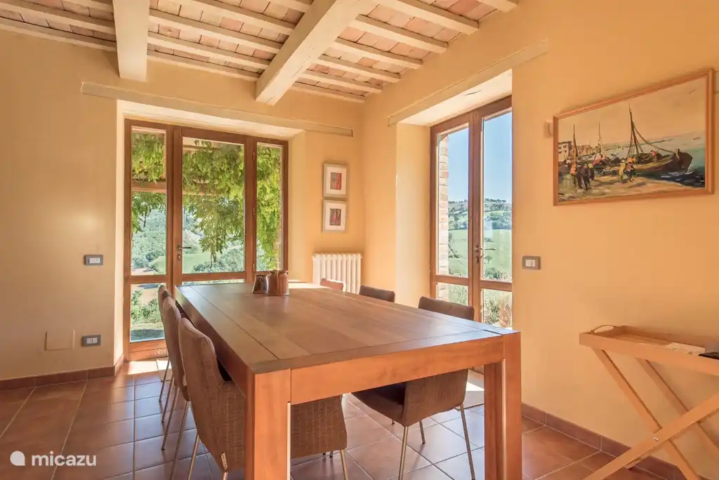 Esstisch im Wohnzimmer