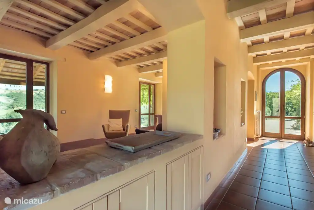 Glimpse vom Flur zum Wohnzimmer