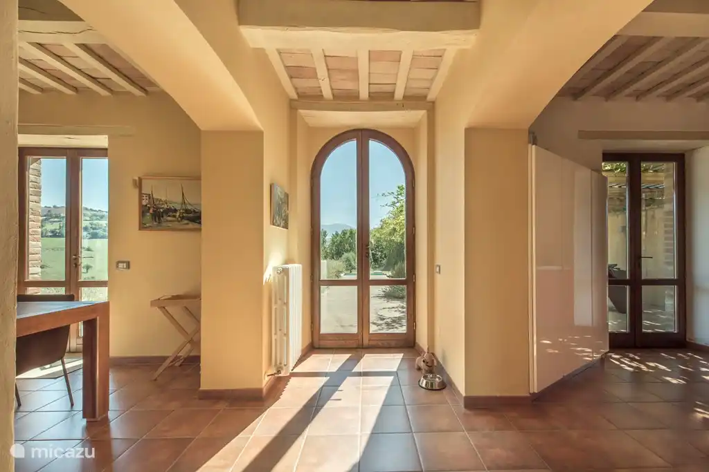 Hintertür zwischen Wohnzimmer und Küche