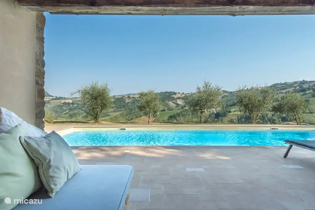 Blick vom Pool-Haus mit Sofas fur einem herrlichen Siesta oder einem langen lauen Abend