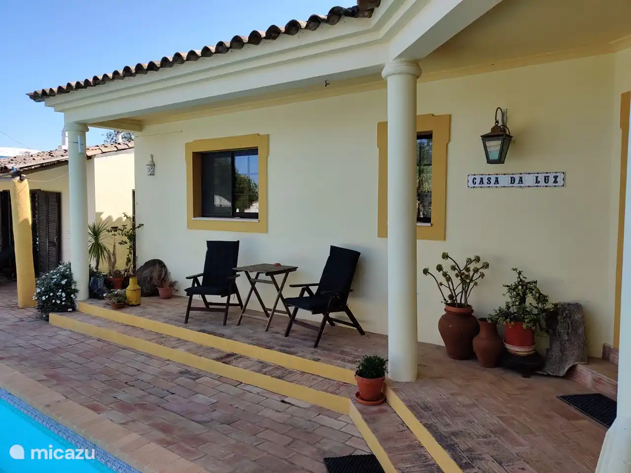 Side view Casa with seating by the pool