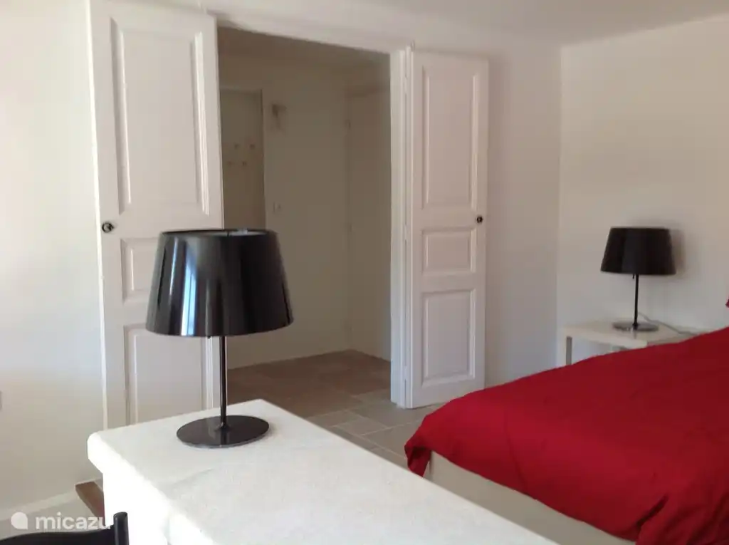 Schrank mit zwei großen Schränken