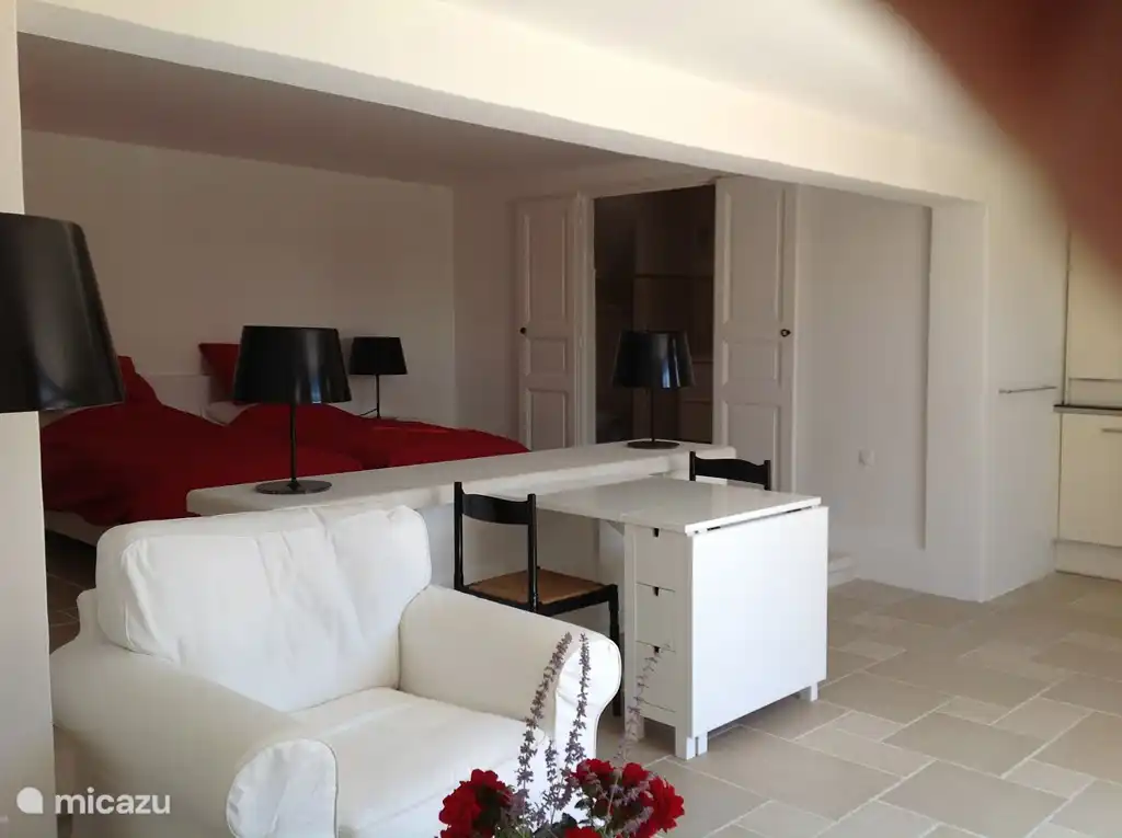 Badezimmer mit WC, WC-Möbeln und geräumiger ebenerdiger Dusche