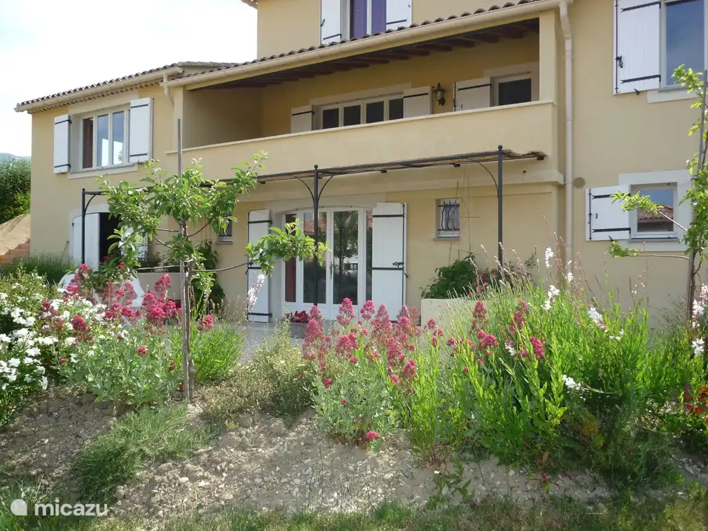 Eingang, Garten und Terrasse