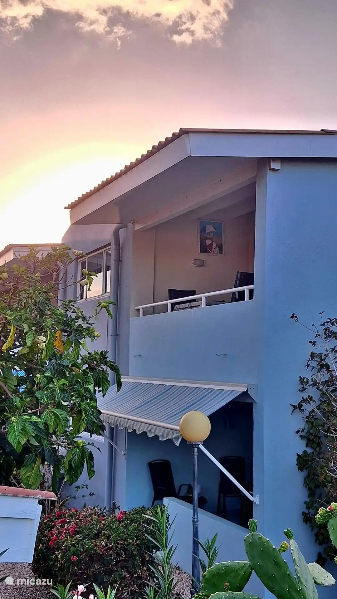 Balkonzijde met uitzicht op de prachtige tropische binnentuin.