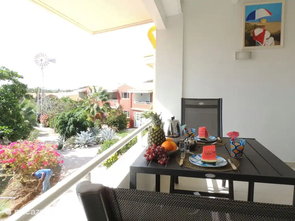 Deliciosa comida en el balcón, con vistas al patio. Una brisa fresca sopla aquí durante todo el día.