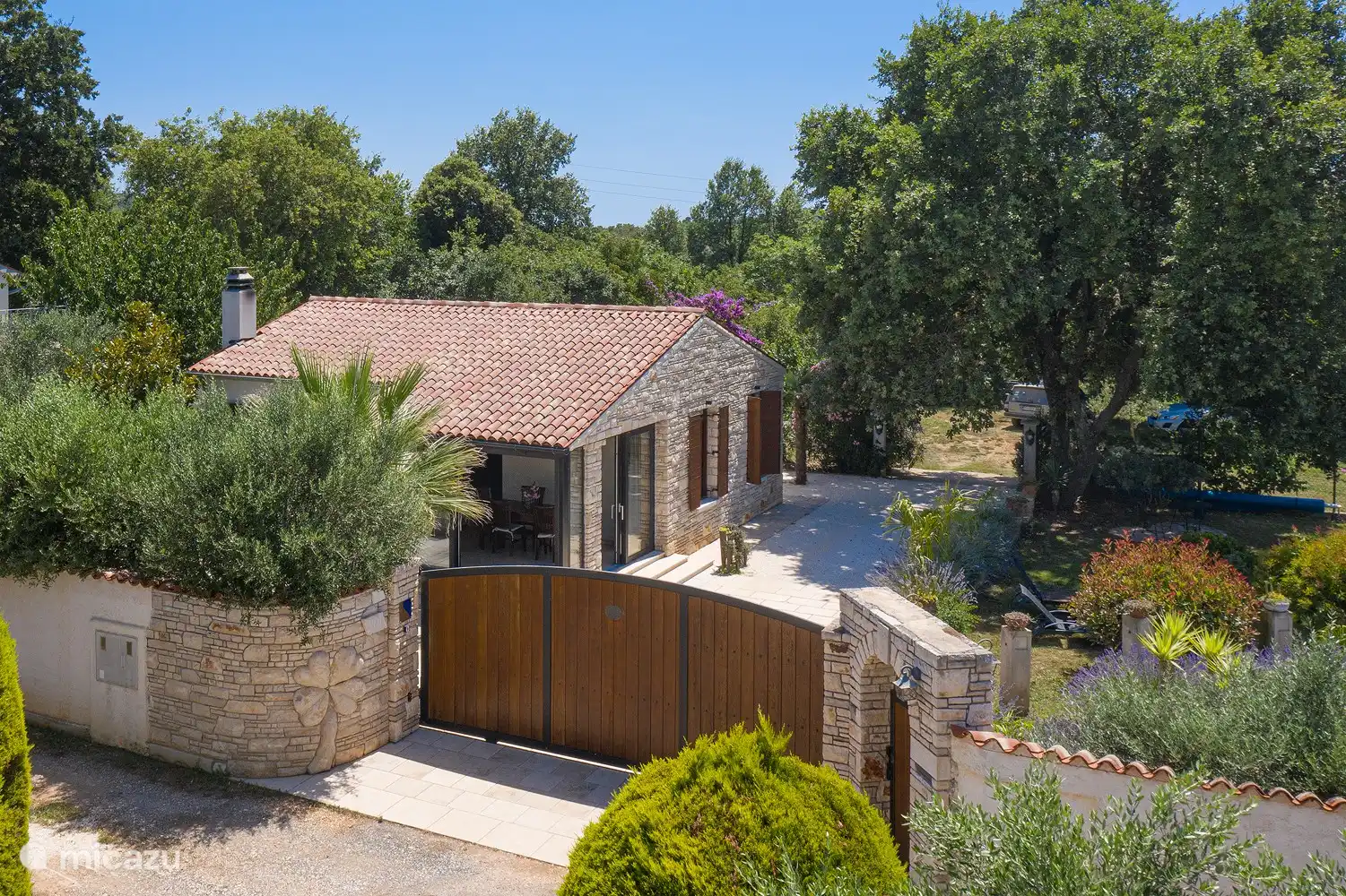 Entrada con portón eléctrico. 