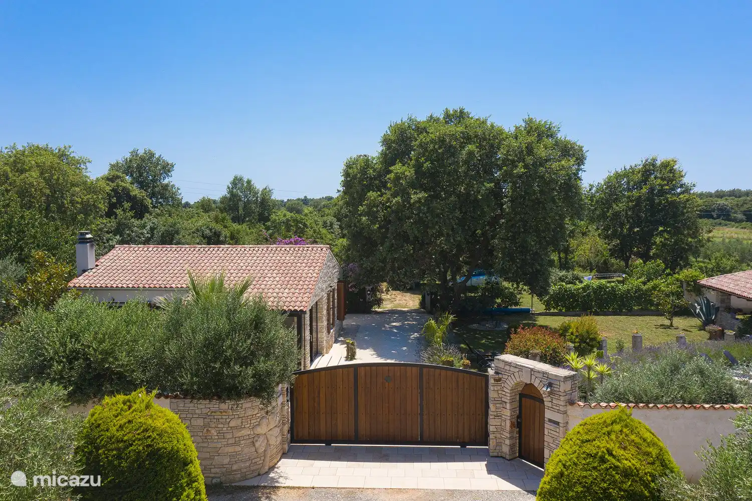 Entrada con portón eléctrico. 