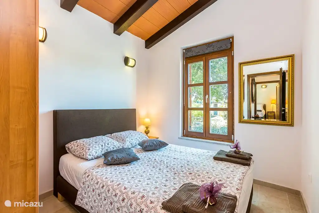 Dormitorio 2. Las ventanas tienen mosquiteros y persianas retráctiles para evitar el calor.